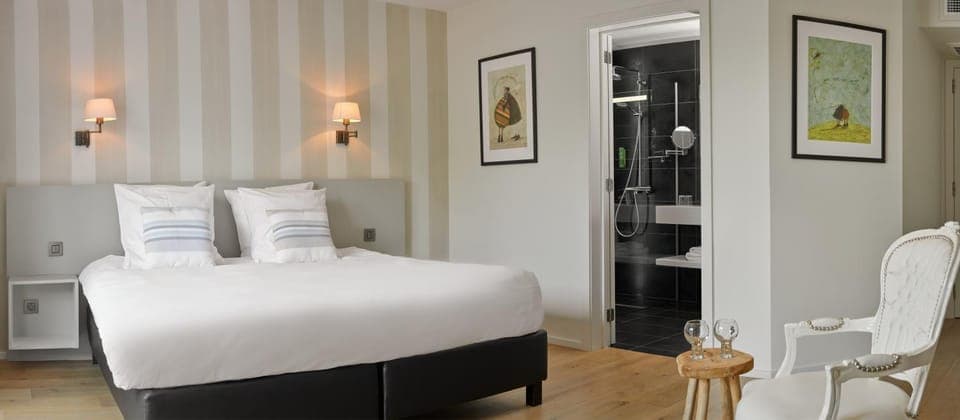 Bed, Photo of the whole room, Seating area, Bedroom