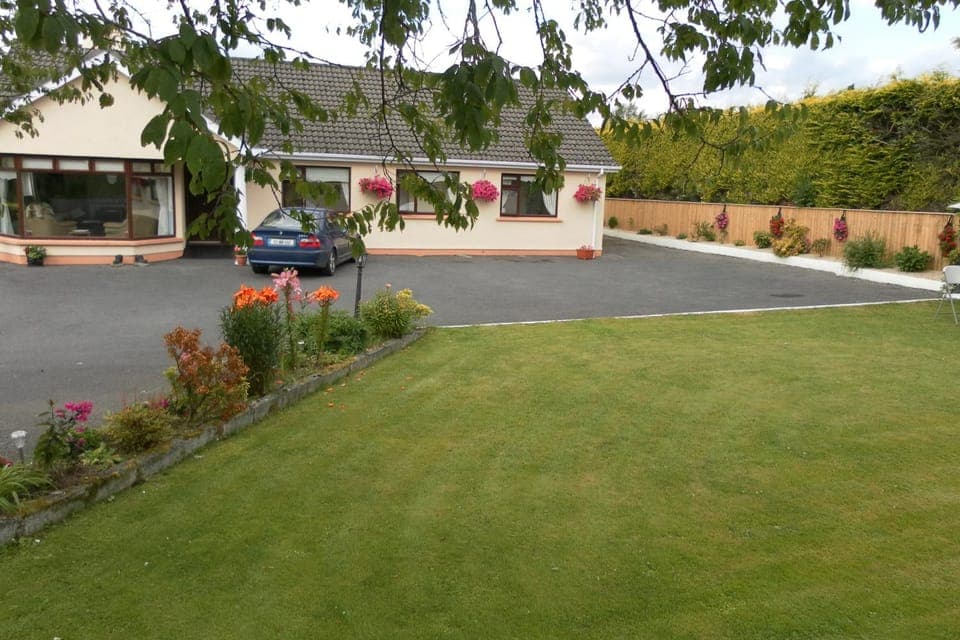 Property building, Facade/entrance, Garden, Parking
