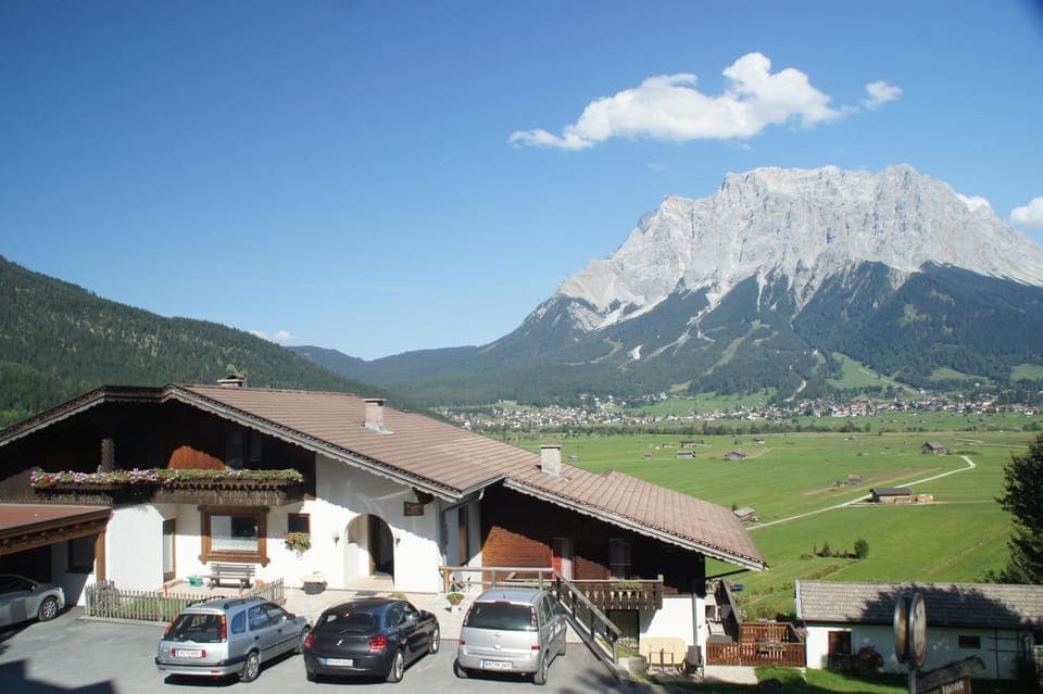 Facade/entrance, Area and facilities