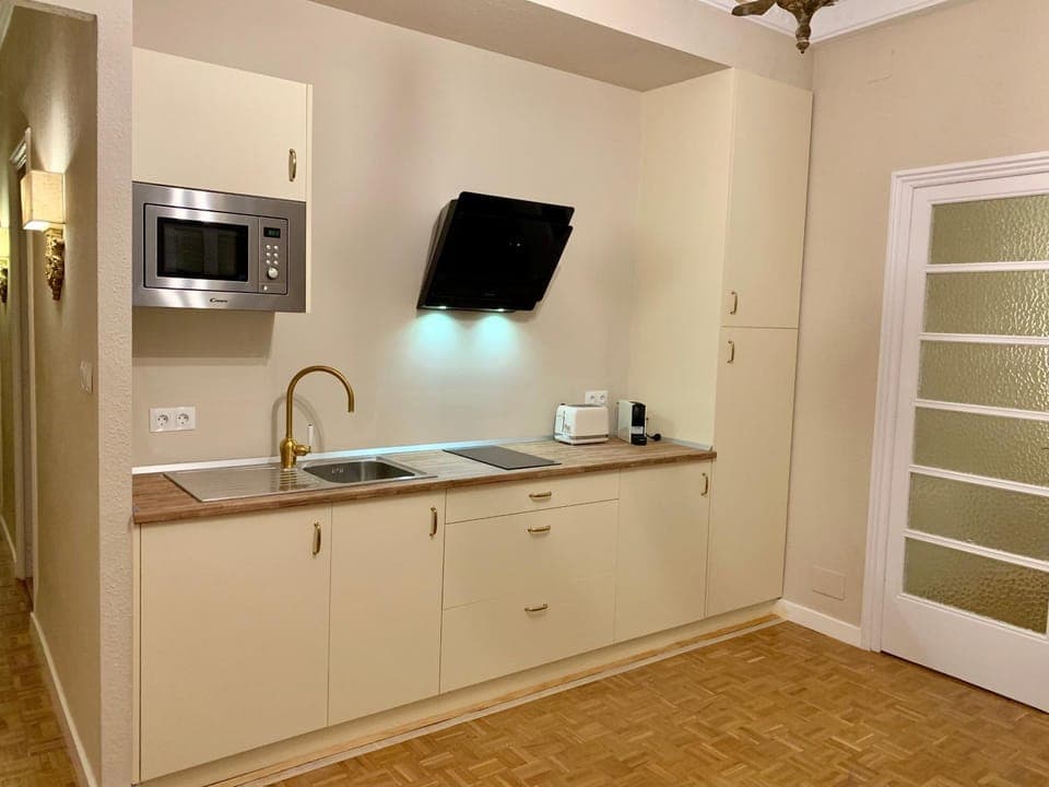 Coffee/tea facilities, Kitchen or kitchenette, stove