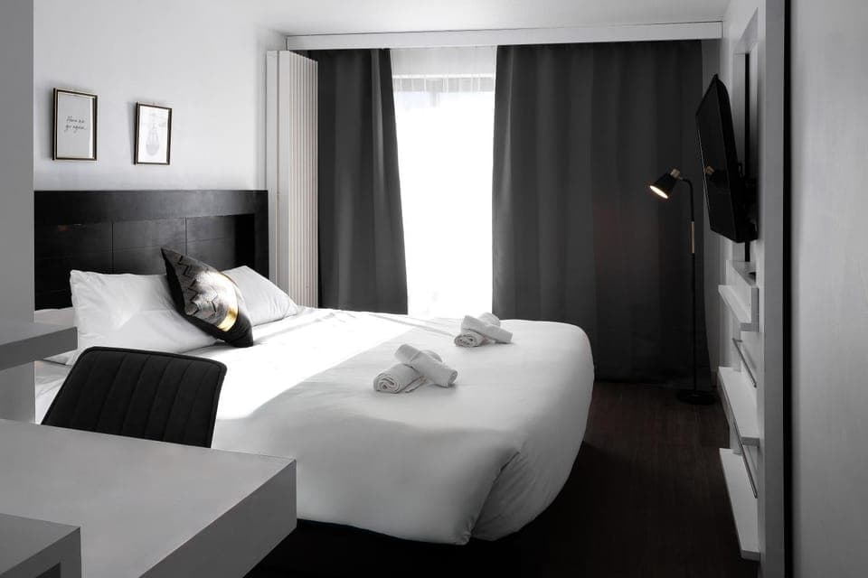 Bed, Photo of the whole room, Bedroom