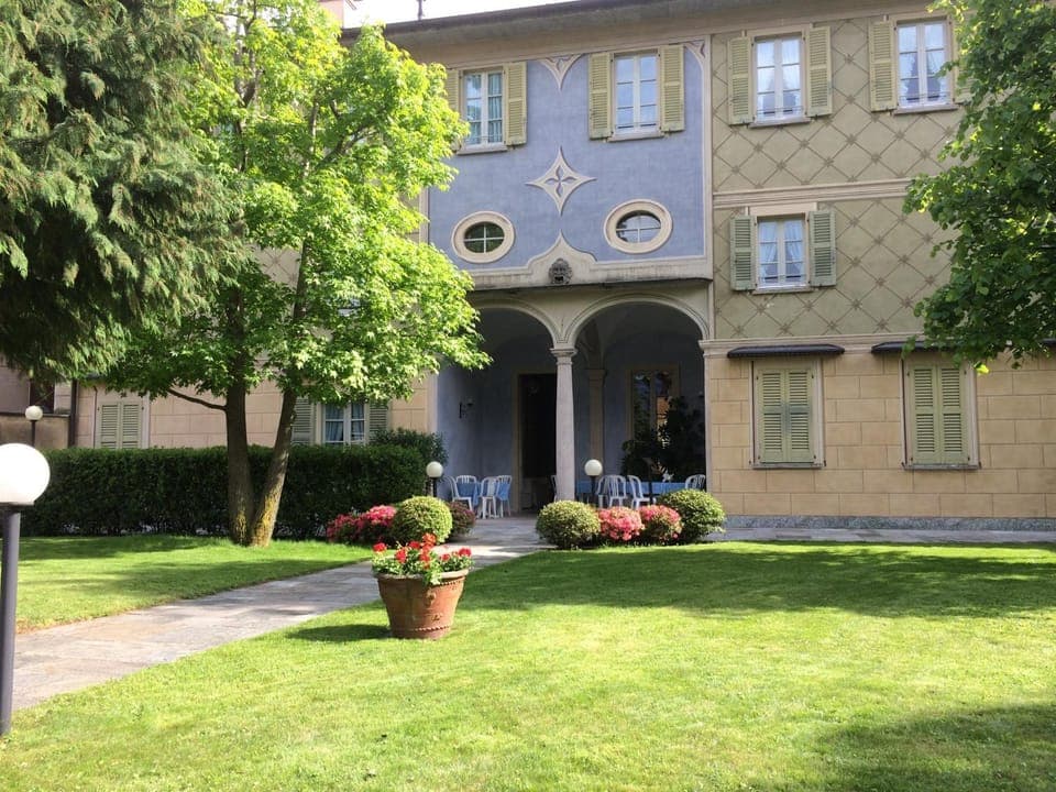 Property building, Facade/entrance, Day, Garden, Garden view