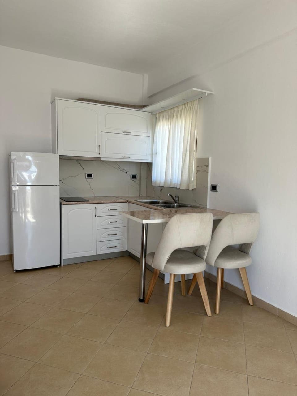 Kitchen or kitchenette, Dining area, stove