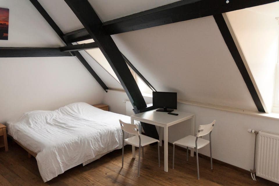 Bed, TV and multimedia, Seating area, Bedroom