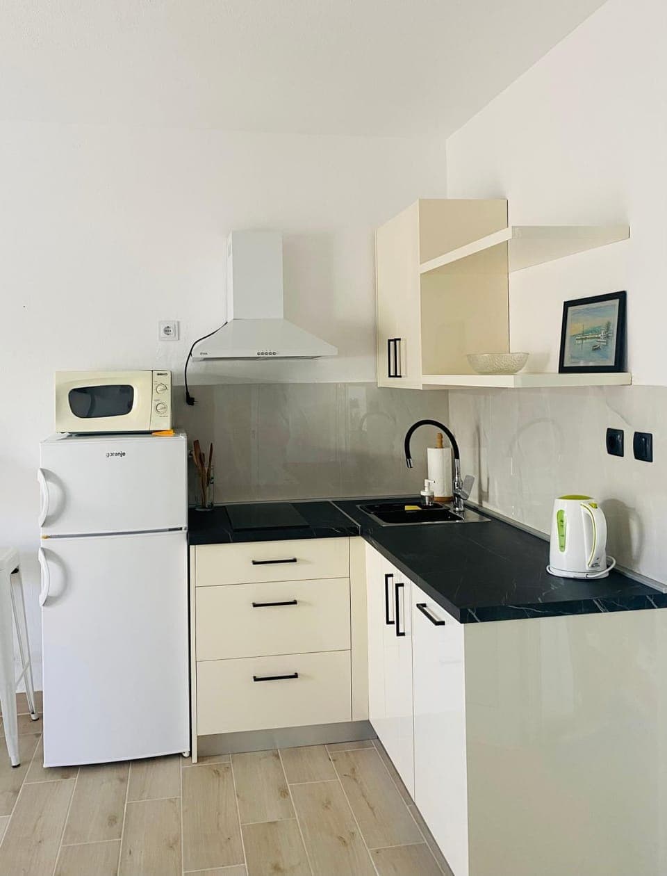 Kitchen or kitchenette, dishwasher