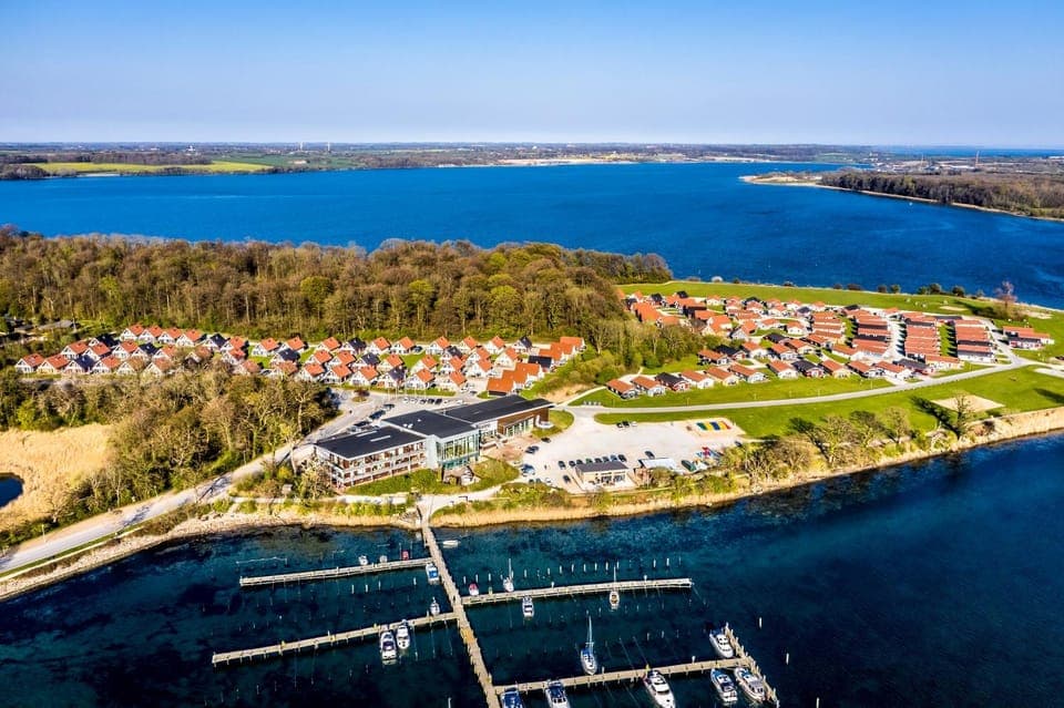 Property building, View (from property/room), View (from property/room), Lake view, River view, Sea view, Sea view, Location