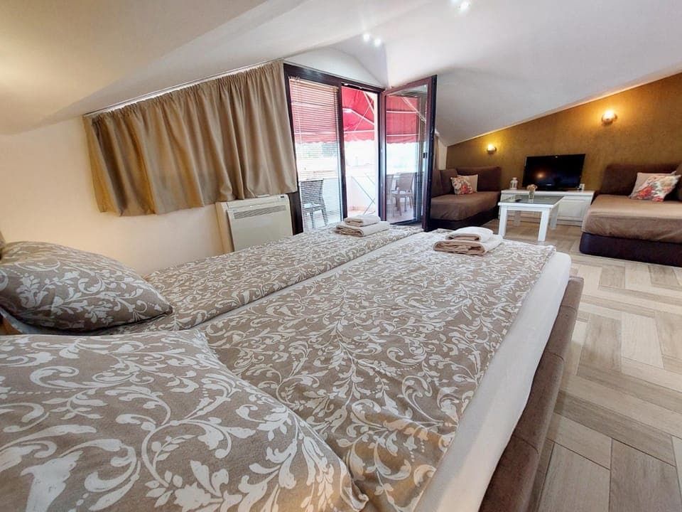 Bed, Living room, Photo of the whole room, Seating area, Bedroom