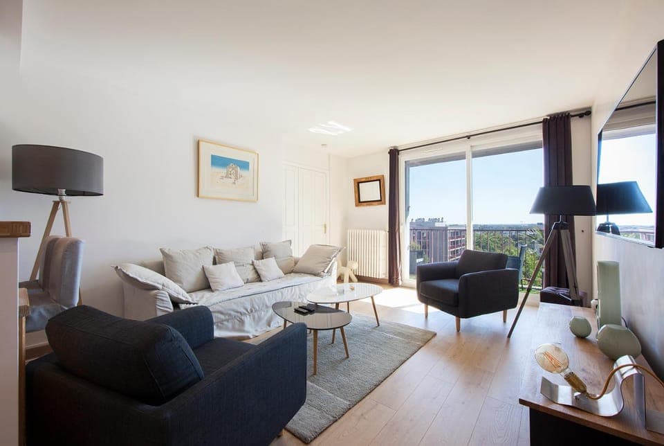 People, TV and multimedia, Balcony/Terrace, Balcony/Terrace, Living room, Lounge or bar, Decorative detail, Seating area, City view, City view, Garden view, Garden view, Family