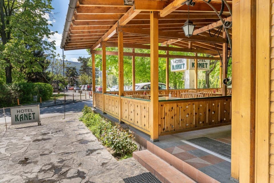 Property building, Patio, Restaurant/places to eat