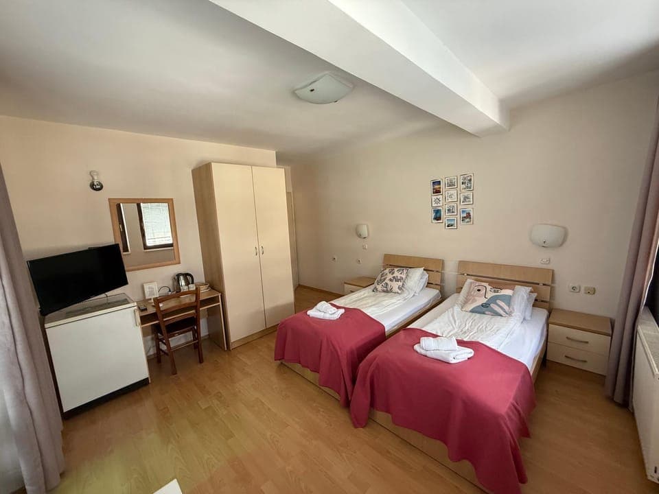 Communal lounge/ TV room, Bed, TV and multimedia, Photo of the whole room, Evening entertainment, Bedroom, towels, wardrobe