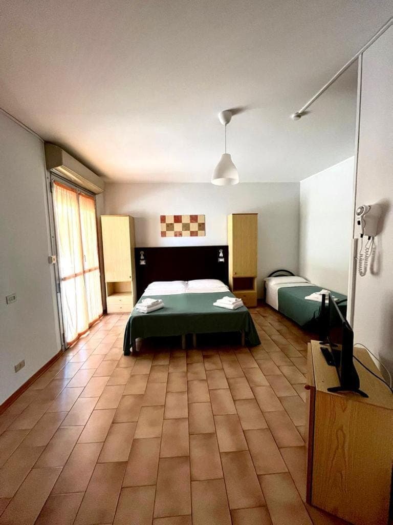 Bed, TV and multimedia, Photo of the whole room, Bedroom