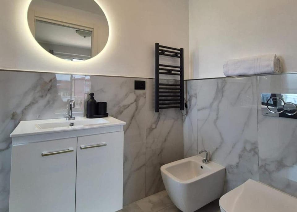 Shower, Toilet, Bathroom, hair dryier, towels