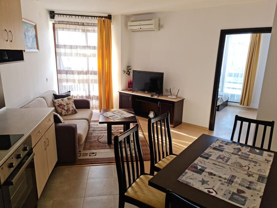 Communal lounge/ TV room, TV and multimedia, Kitchen or kitchenette, Living room, Photo of the whole room, Seating area, Dining area, air conditioner