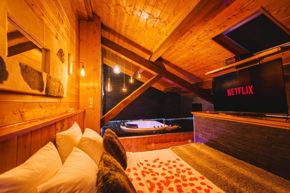 Bed, Hot Tub, TV and multimedia, Photo of the whole room, Bedroom