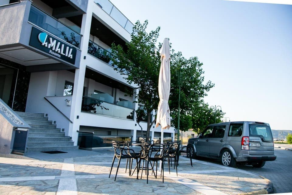 Property building, Day, Neighbourhood, Street view, Location, Parking