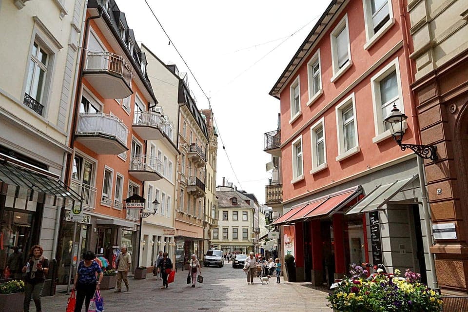 Restaurant/places to eat, Neighbourhood, Shopping Area