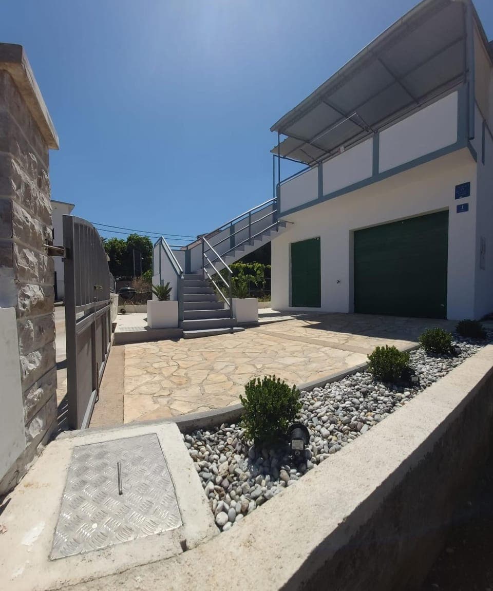 Location, children, Family