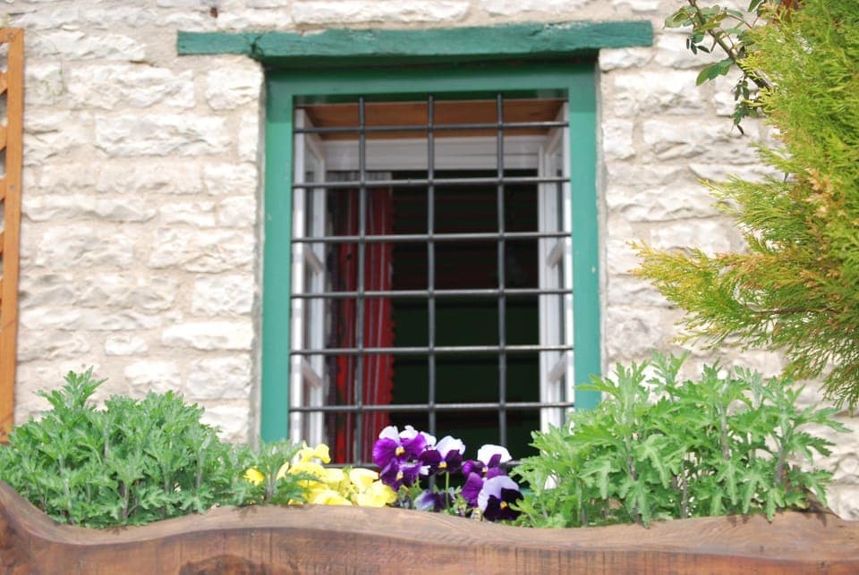 Decorative detail, Inner courtyard view