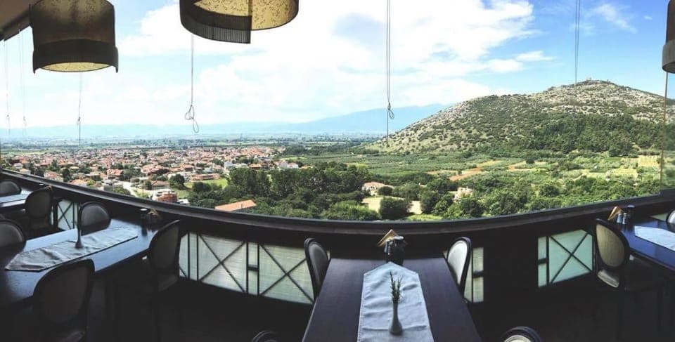 Restaurant/places to eat, Communal lounge/ TV room, Lounge or bar, City view, Landmark view, Mountain view