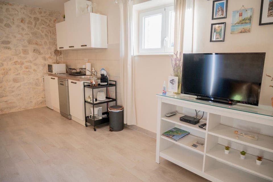 Kitchen or kitchenette, Living room