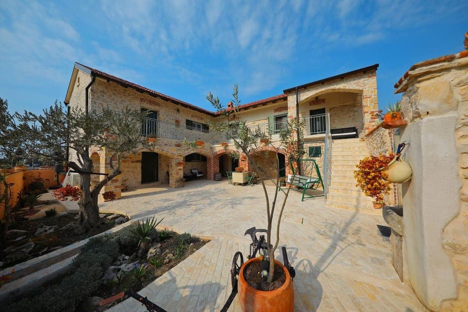 Property building, Patio, Balcony/Terrace