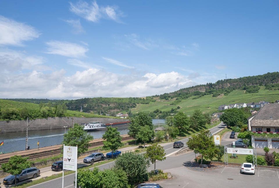 Property building, Spring, Day, Neighbourhood, Natural landscape, Bird's eye view, Mountain view, River view, Location, Parking