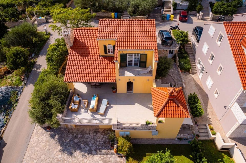 Property building, Bird's eye view, Parking