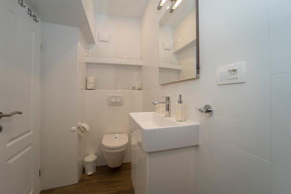 Shower, Toilet, Bathroom, towels