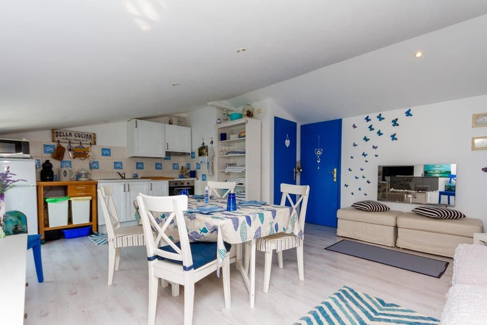 Coffee/tea facilities, Kitchen or kitchenette, Living room, Decorative detail, Dining area