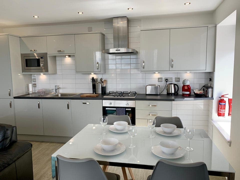 Kitchen or kitchenette, Dining area