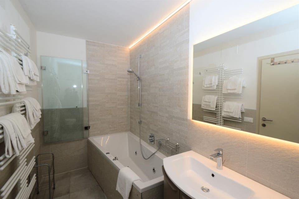 Shower, Hot Spring Bath, Hot Tub, Bathroom, Bath, towels