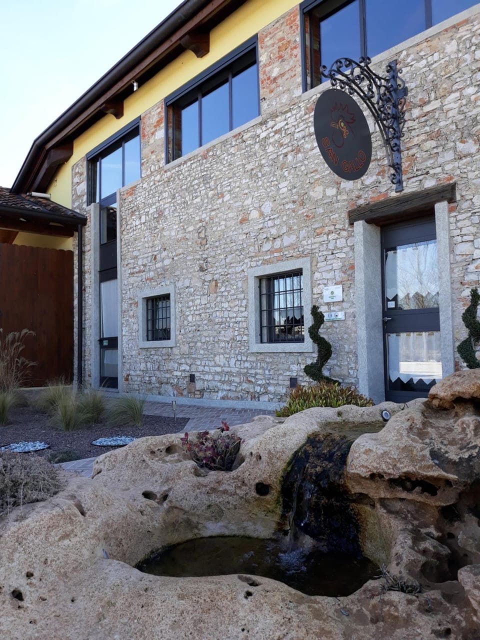 Restaurant/places to eat, Facade/entrance