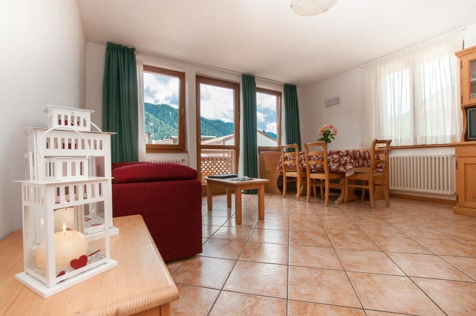 Kitchen or kitchenette, Living room, Dining area, Pets, Mountain view, Lunch, Dinner, Family