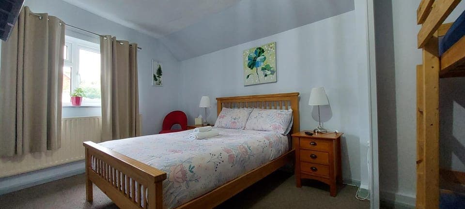 Photo of the whole room, Bedroom