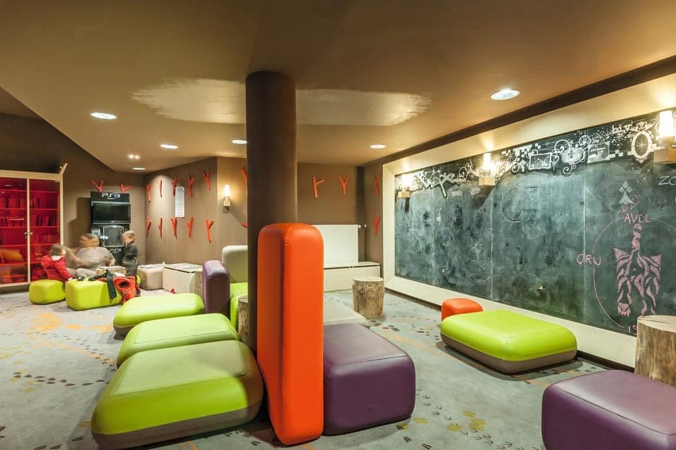 Living room, Seating area, Kids's club, children