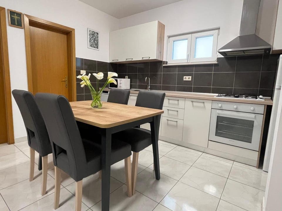 Coffee/tea facilities, Kitchen or kitchenette, Dining area, kitchen