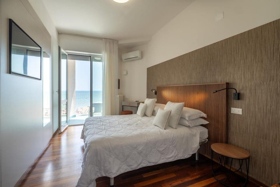 Bed, TV and multimedia, View (from property/room), Balcony/Terrace, Photo of the whole room, Bedroom, Sea view, pet friendly, safe, soundproof, wardrobe, air conditioner