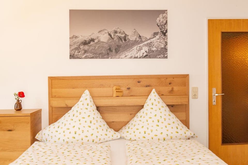 Photo of the whole room, Decorative detail