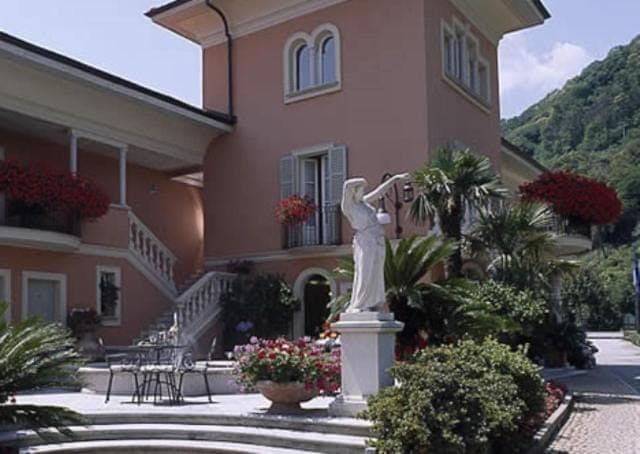 Property building, Garden, Balcony/Terrace, Lobby or reception, Garden view, Lake view, Mountain view, Area and facilities