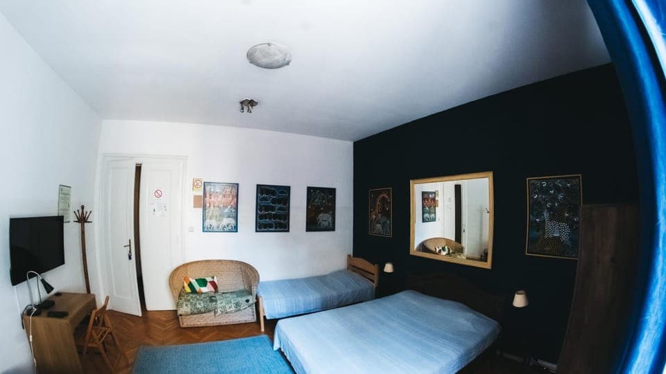 Bed, Photo of the whole room, Decorative detail, Seating area