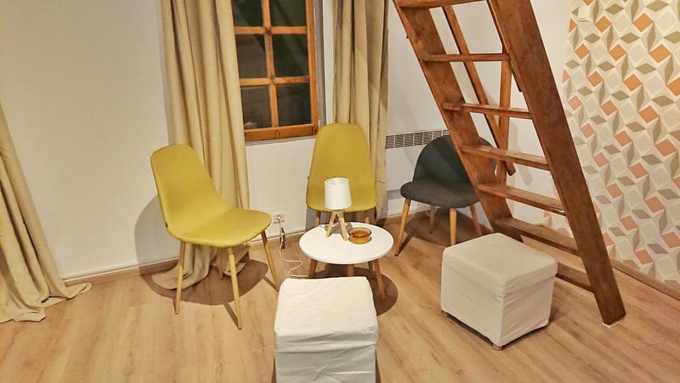 Living room, Seating area