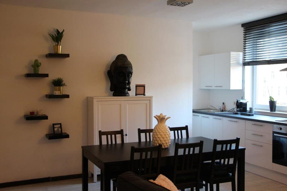 Kitchen or kitchenette, Dining area