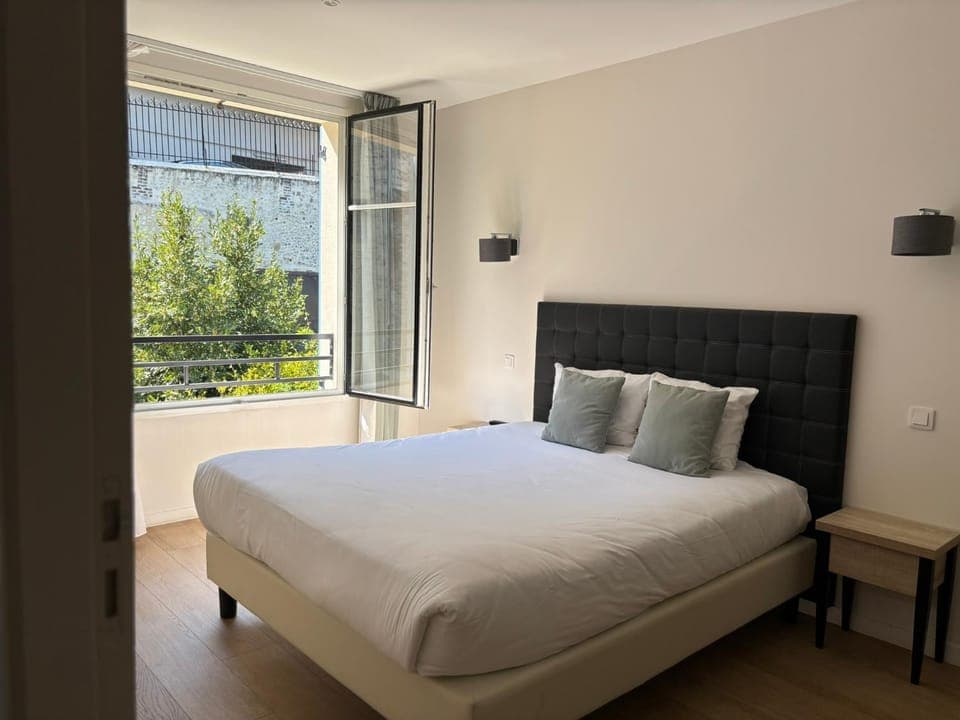 Photo of the whole room, Bedroom