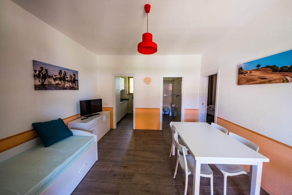 Bed, TV and multimedia, Photo of the whole room, Bedroom