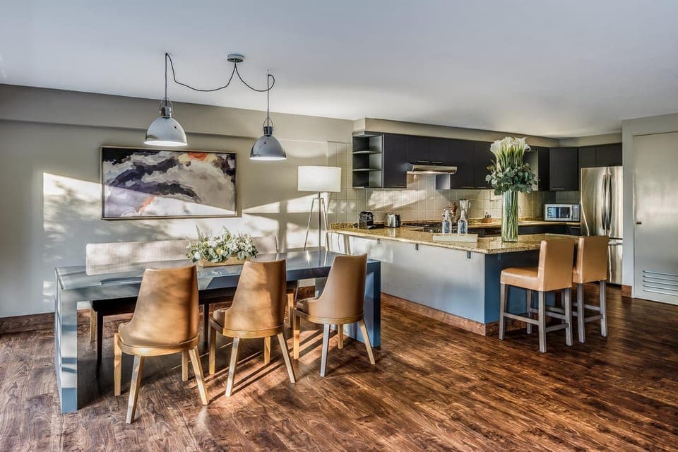 Kitchen or kitchenette, Dining area