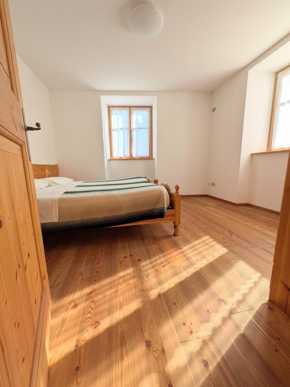 Bed, Photo of the whole room, Bedroom, wardrobe