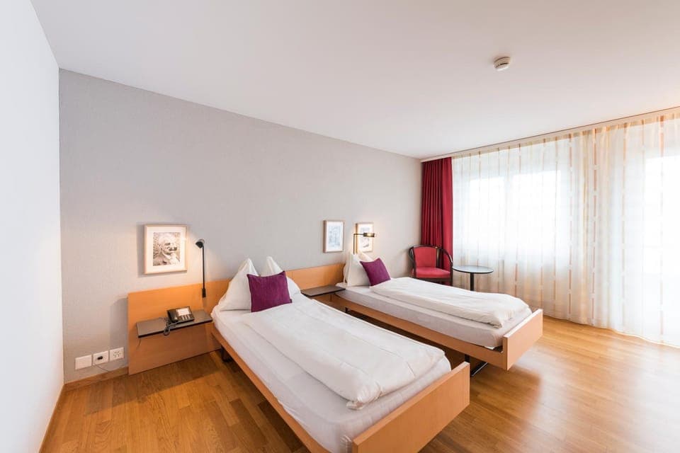 Photo of the whole room, Decorative detail