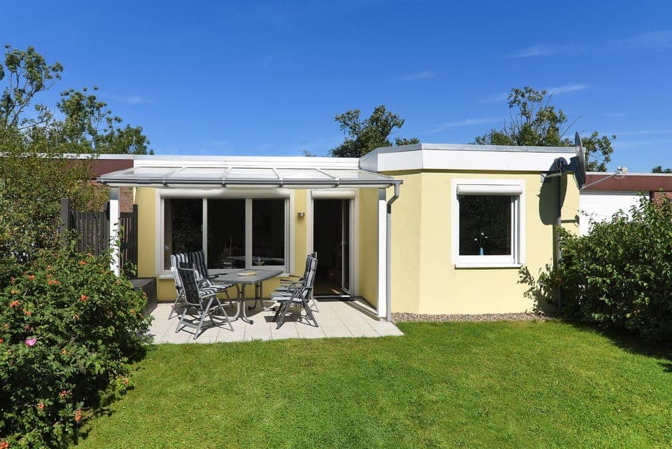 Property building, Patio, Spring, Day, Garden, Garden view