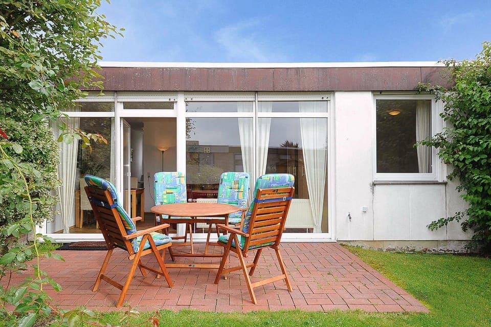 Property building, Patio, Spring, Day, Garden, Dining area, Garden view