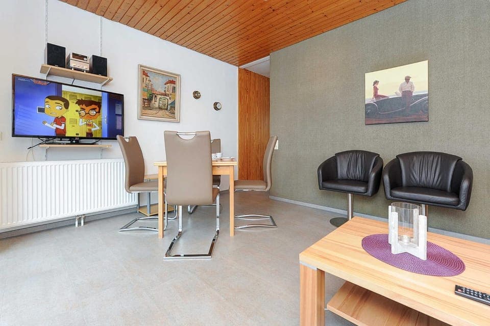 TV and multimedia, Living room, Seating area, Dining area